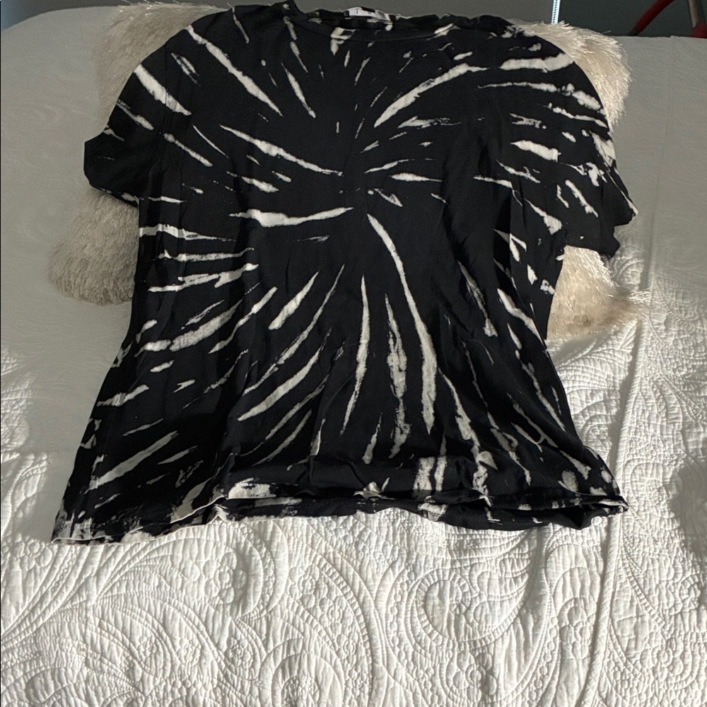 Lulu's Black and White Burst Tee